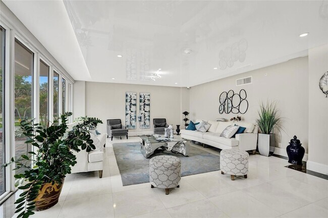 Building Photo - 1150 Hillsboro Mile Unit 1016