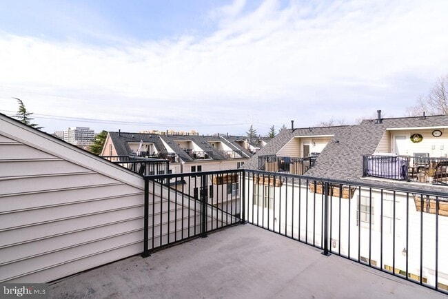 Building Photo - 2638 S Kenmore Ct