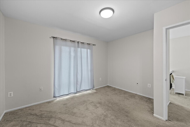Building Photo - "Charming 4-Bed Townhouse with Granite Tou...