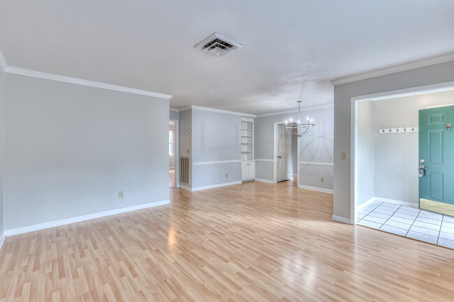 Building Photo - 621 Brentwood Pointe