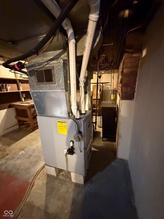 Building Photo - 1437 N Leland Ave