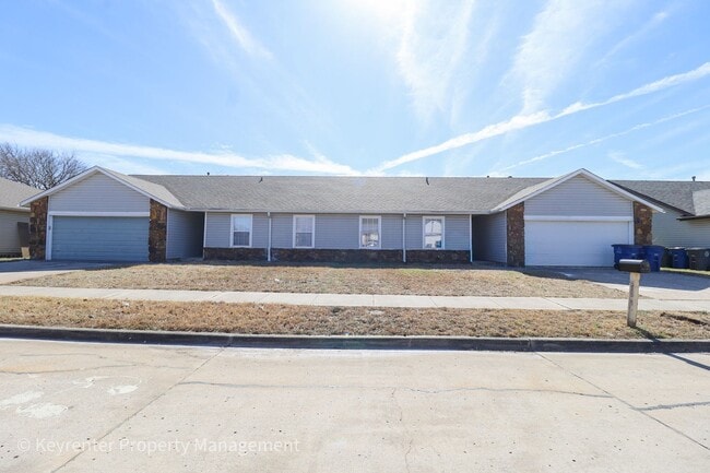 Building Photo - E 31st Ct Duplex