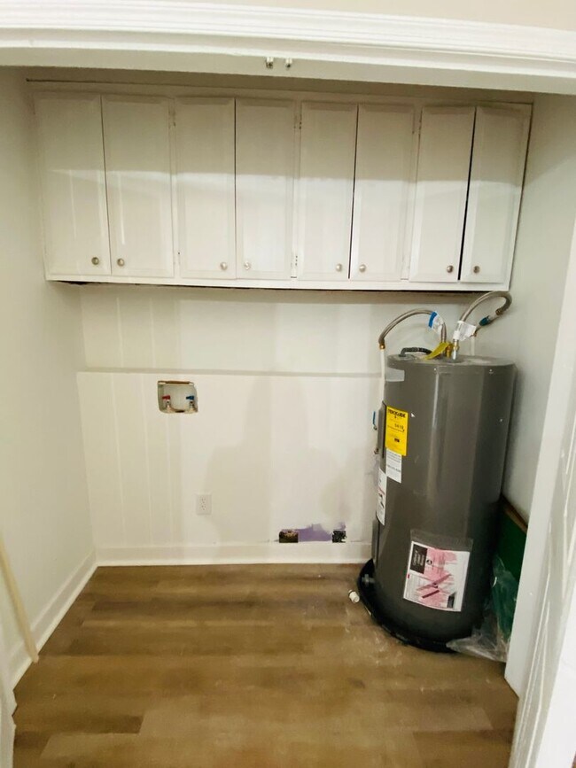 Building Photo - Very Spacious 5bdrm/2bth Bungalow Located in South Richmond w/Privacy Fenced Back Yard!!