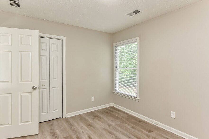 Building Photo - 3811 Eden Glen Dr SE