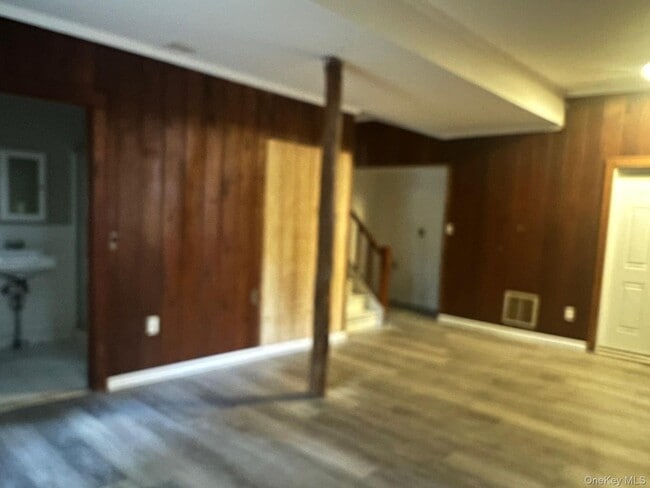 Building Photo - 19 Maple Ave