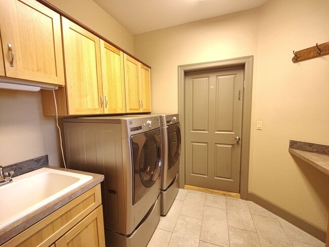 Building Photo - Single Level 4 Bedroom 3 Bath Beauty