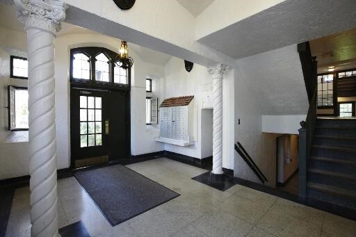 Lobby Photo - 415-419 E Galena Blvd