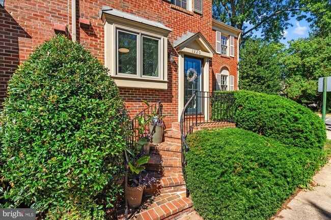Primary Photo - 1220 W Abingdon Dr