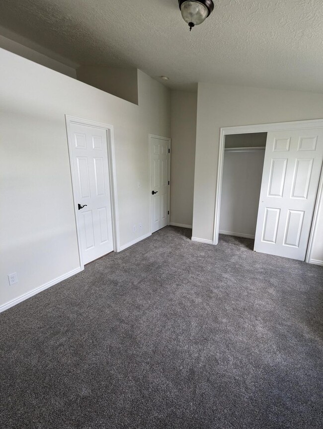 Building Photo - Comfy Spanish Fork Townhome (End Unit)