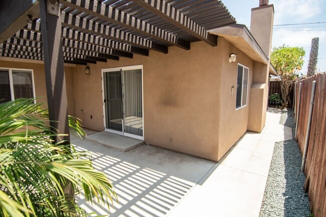 Building Photo - Large 3bd/2ba Detached House with Garage and AC!