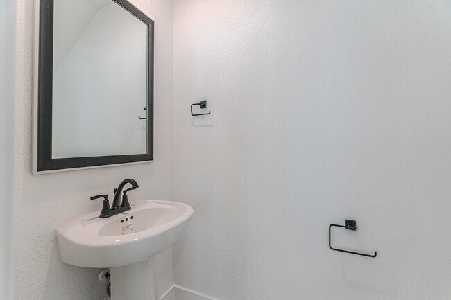 Building Photo - 112 Red Cascade Trl