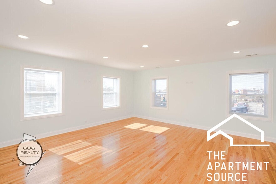 Building Photo - 4456 W Diversey Ave
