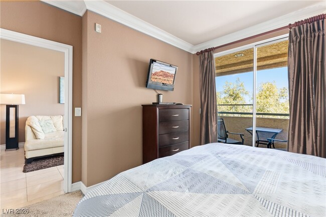 Building Photo - 210 E Flamingo Rd