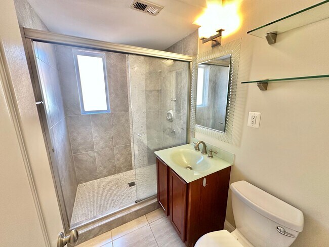 Building Photo - Enchanting Eckington 1 Bedroom Modern Condo w/Washer & Dryer