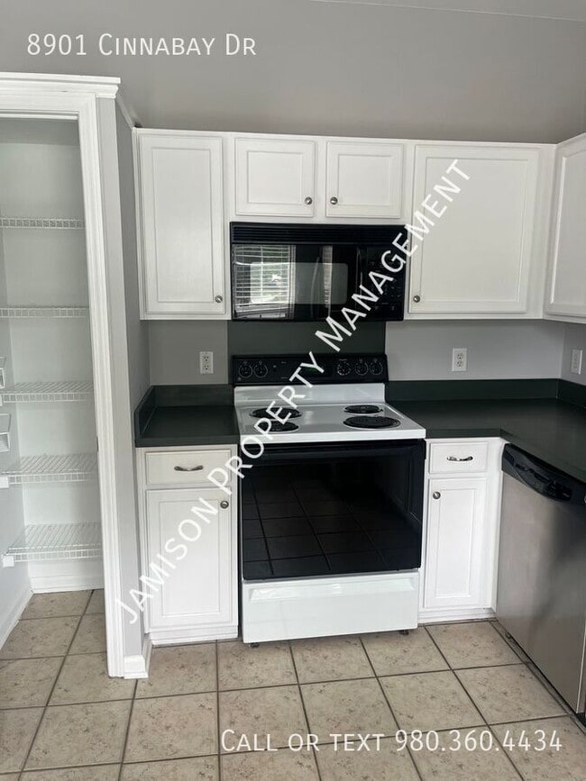 Building Photo - 8901 Cinnabay Dr