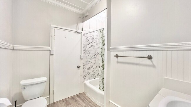 Building Photo - UPDATED 3 BEDROOM HOME IN DESIRABLE MANOA