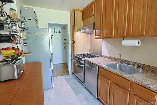 Building Photo - 5730 Mosholu Ave