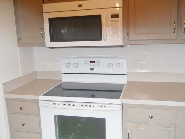 Building Photo - NICE 2 BEDROOM TOWNHOUSE IN LAKE EDWARDS
