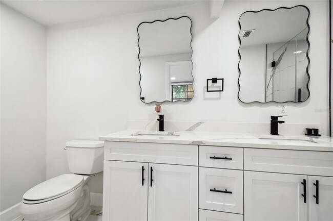 Building Photo - 4910 N Darby Ave