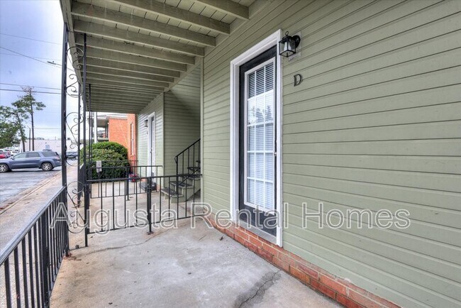 Building Photo - 2571 1/2 Tobacco Road - D