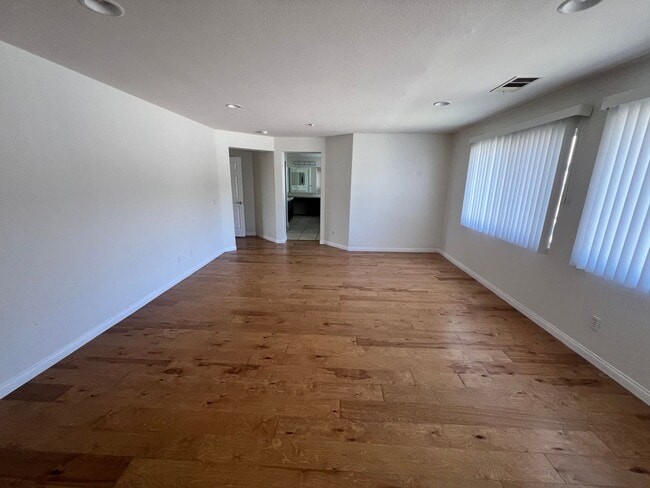 Building Photo - $4,500 - 4 Bed 2.5 Bath House located in G...