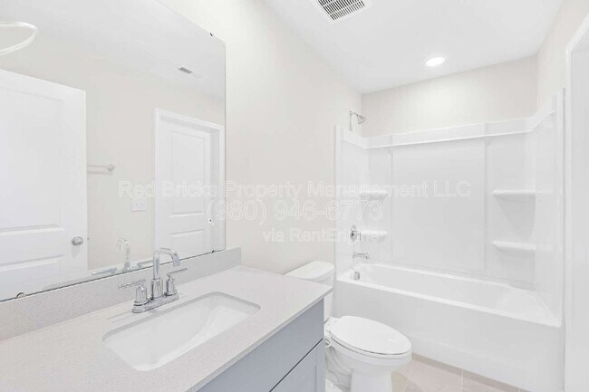 Building Photo - 2220 Belterra Dr