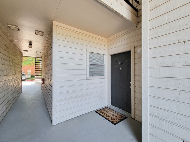 Building Photo - Prime Location in West University Area! First floor unit with open floor plan, tile floors throug...
