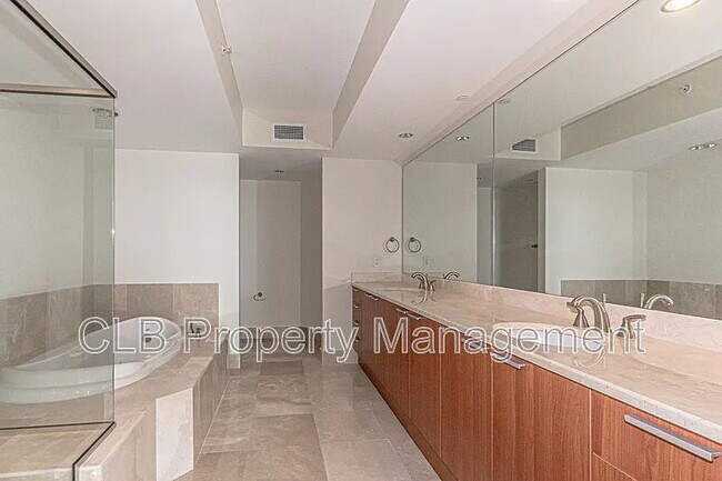 Building Photo - Large 2 bedroom/2 bath condo on the river