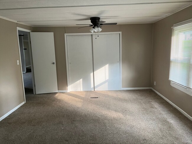 Building Photo - 2 bedroom 2 bath house