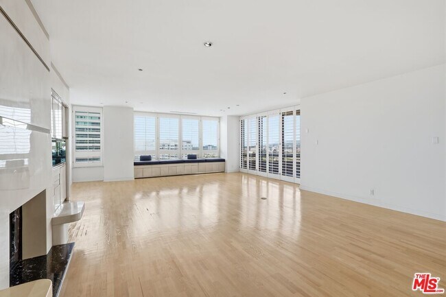 Building Photo - 10430 Wilshire Blvd