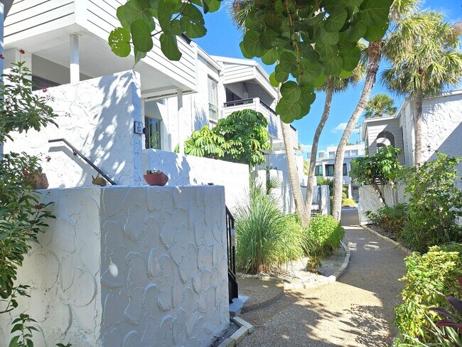 Building Photo - Seasonal Short-term 2 Bedroom 2 Bathroom Condo located on Venice Island with beach access!