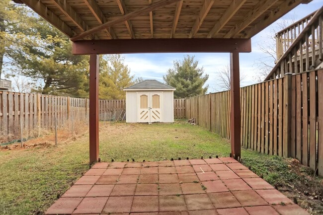 Building Photo - Charming End Of Group Townhome for Rent