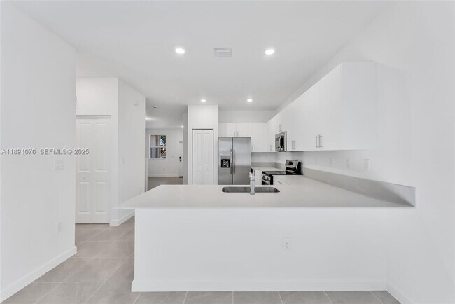 Building Photo - 2522 SE 27th Dr