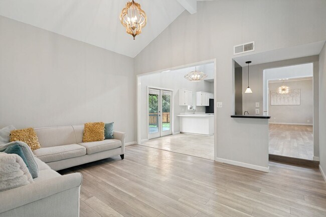 Building Photo - RENOVATED 3-BEDROOM HOME IN BRAUN STATION