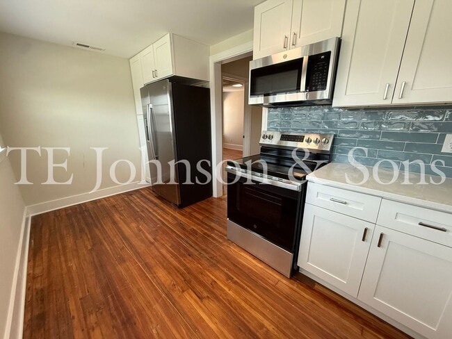 Building Photo - Updated 3BR/2BA Apartment with Quartz Counters & Modern Finishes
