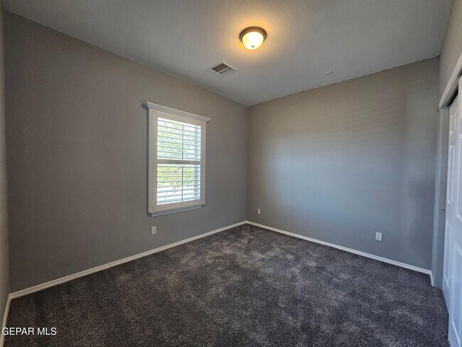 Building Photo - 7565 Wolf Creek Dr