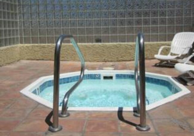 Building Photo - Beautiful 1 Bed /1 Bath with Hardwood Floors, Central AC, Stainless Steel Appliances, Balcony, Gy...