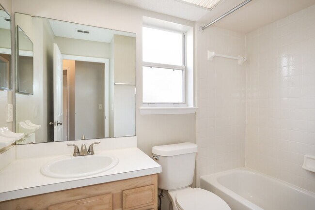 Building Photo - 380 Willow Green Dr