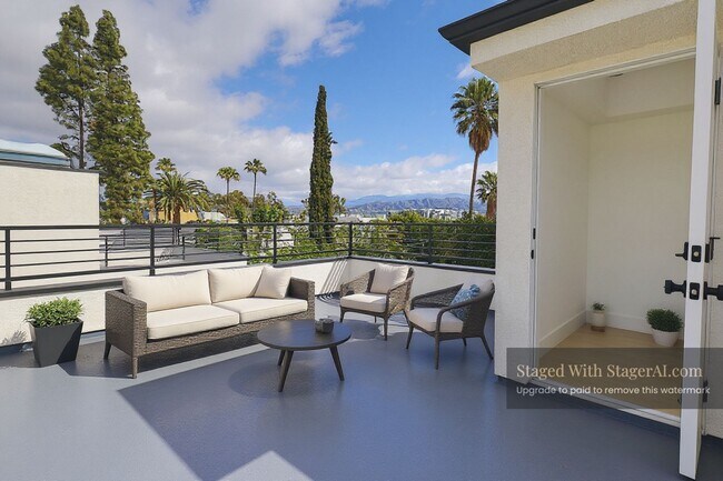 Building Photo - Modern 4 Bed / 3 Bath Townhome with Privat...