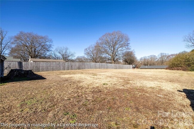 Building Photo - 2205 Ln St