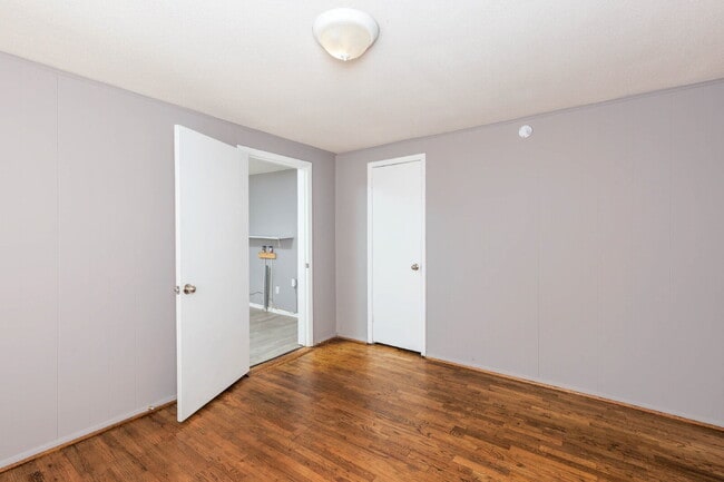 Building Photo - 208 9th Ct S