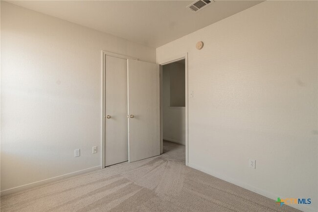 Building Photo - 102 E Robin Ln