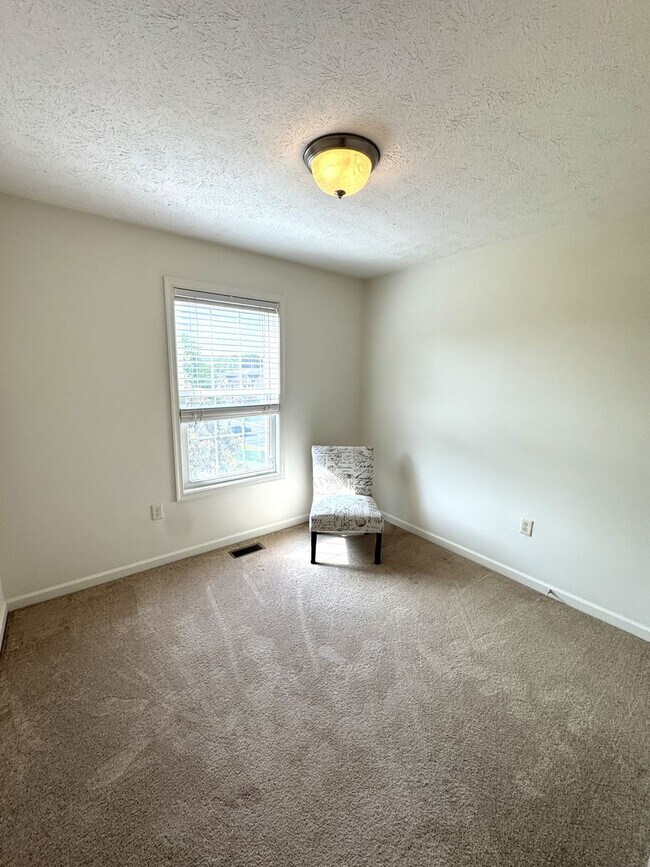 Building Photo - Taylor Spring Townhouse With Garage and Basement