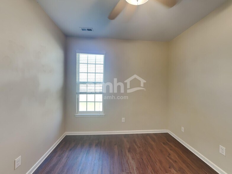 Building Photo - 98 Jade St