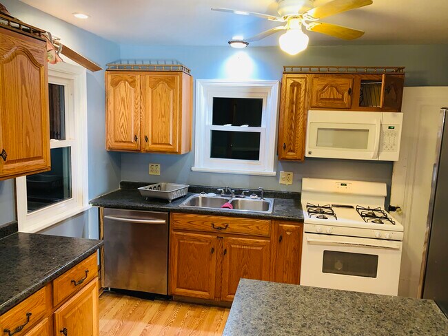 Building Photo - 1015 Willow Dr