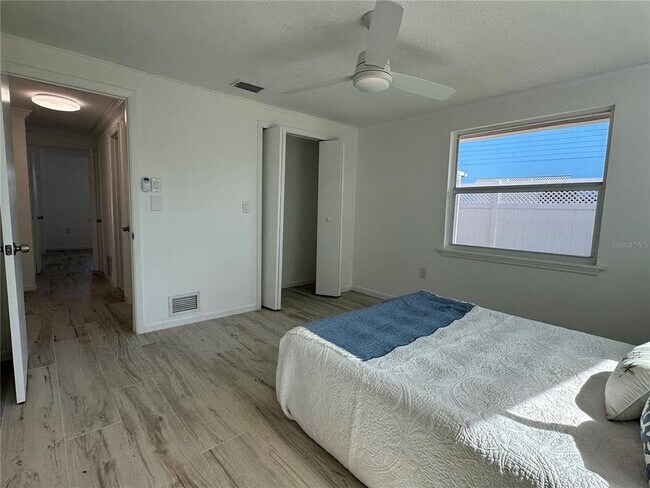 Building Photo - 812 Bayview Dr