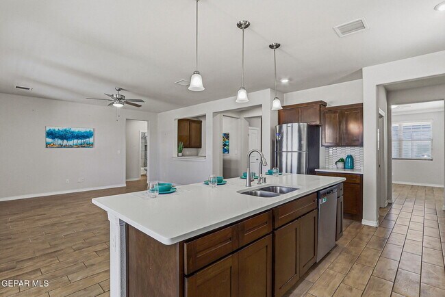 Building Photo - 7509 Enchanted Pk Dr