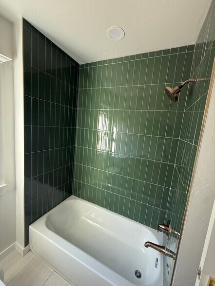 Shower/Tub - 822 NE 17th St