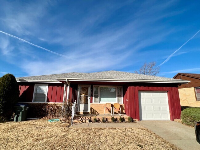 Primary Photo - Newly Renovated 2 bed/1 bath Home with att...