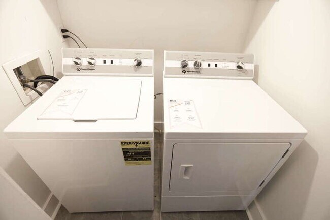 Building Photo - 1220 Wealthy St SE